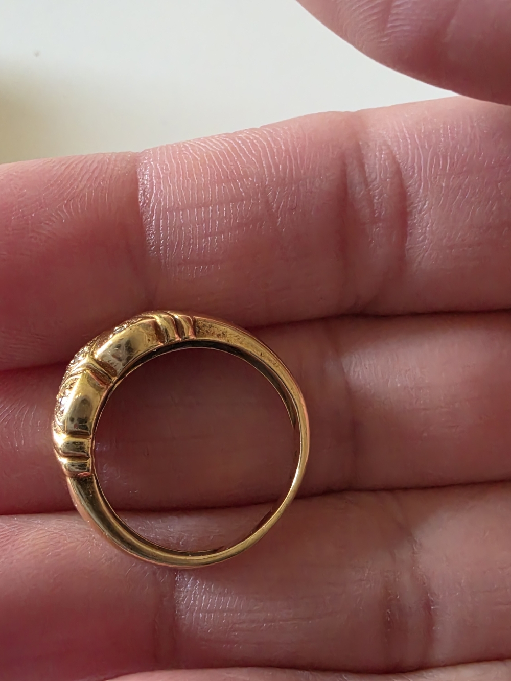 18K yellow gold diamond band ring in size 6, 4g. - Picture 6 of 7